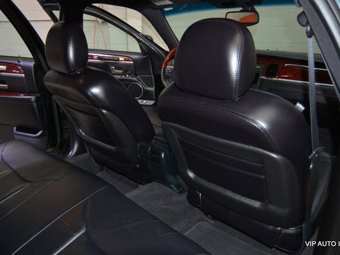 Used 2005 Lincoln Town Car Signature Limited image 21