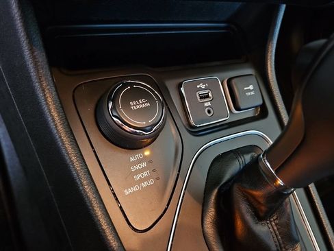 Used 2021 Jeep Cherokee Latitude Plus AWD/4WD image 19