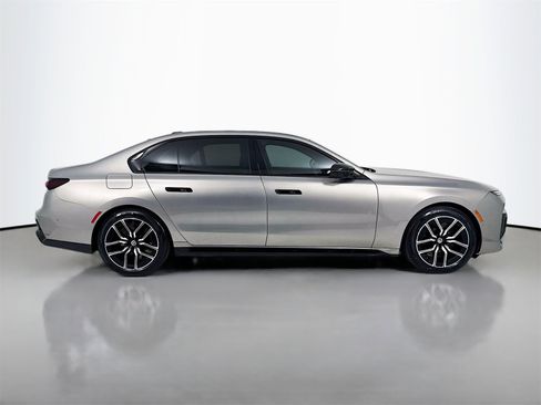 Used 2023 BMW 760i xDrive w/ Luxury Rear Seating Package image 8
