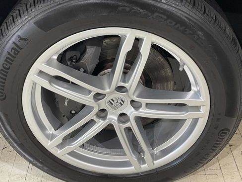 Certified 2024 Porsche Macan AWD/4WD image 16