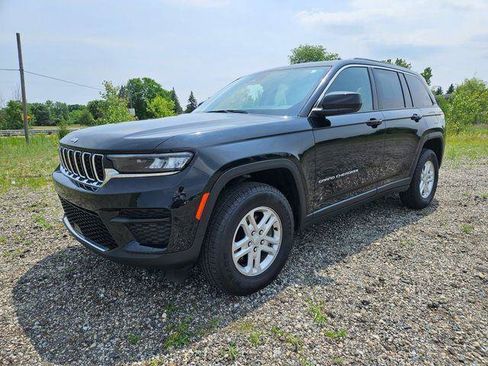 Used 2023 Jeep Grand Cherokee Laredo AWD/4WD image 3