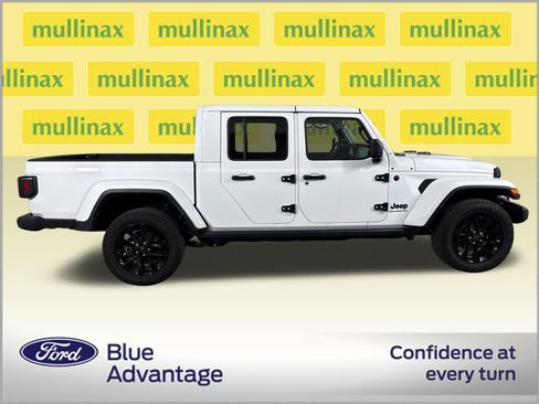 Used 2025 Jeep Gladiator Sport AWD/4WD image 2