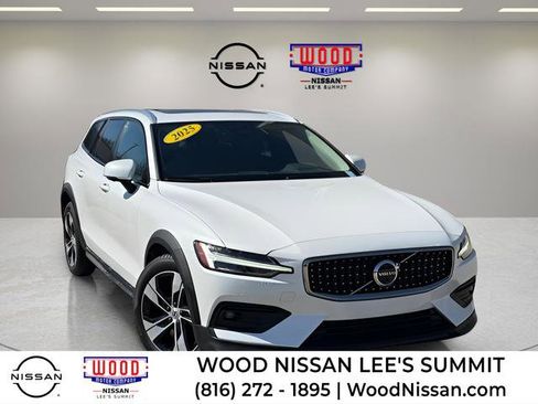 Used 2025 Volvo V60 B5 Cross Country Plus image 1