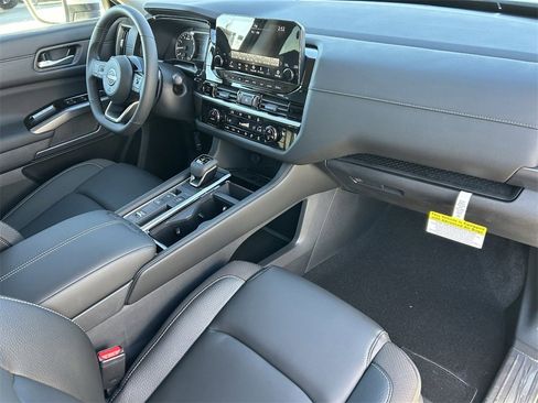 New 2025 Nissan Pathfinder SL image 8