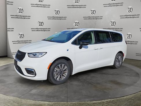 Used 2024 Chrysler Pacifica Select image 1