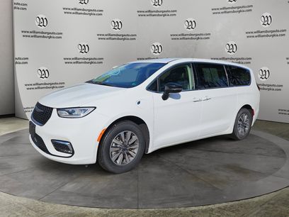 Used 2024 Chrysler Pacifica Select