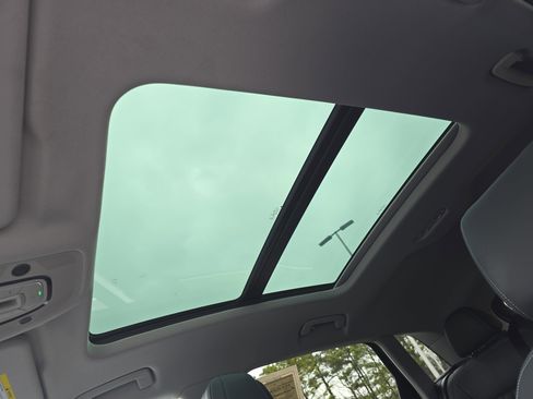 Used 2023 Audi e-tron Premium Plus w/ Premium Plus Package image 30