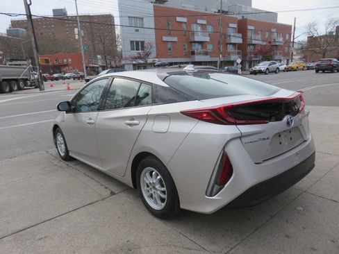 Used 2017 Toyota Prius Prime Advanced image 5