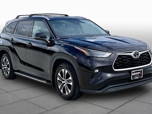 Used 2022 Toyota Highlander XLE FWD image 3