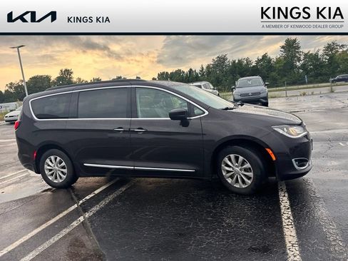 Used 2017 Chrysler Pacifica Touring-L FWD image 6