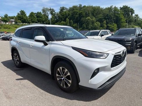 Used 2022 Toyota Highlander XLE AWD/4WD image 4
