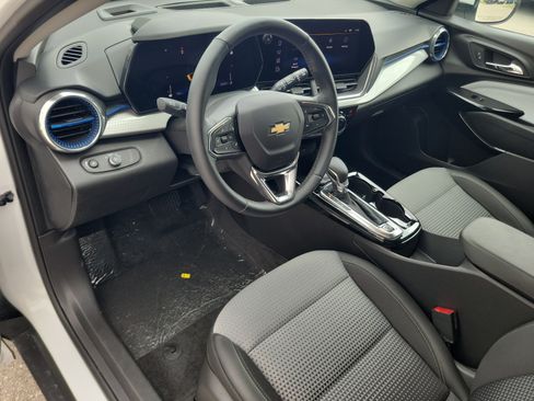 Used 2025 Chevrolet Trax LT w/ Driver Confidence Package FWD image 9