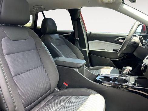 Used 2025 Chevrolet Trax LT FWD image 15