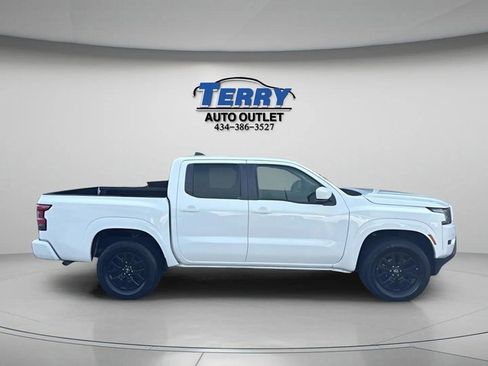 Used 2023 Nissan Frontier SV image 1