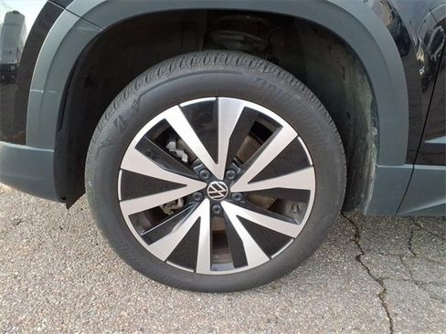 Used 2024 Volkswagen Taos SE image 9