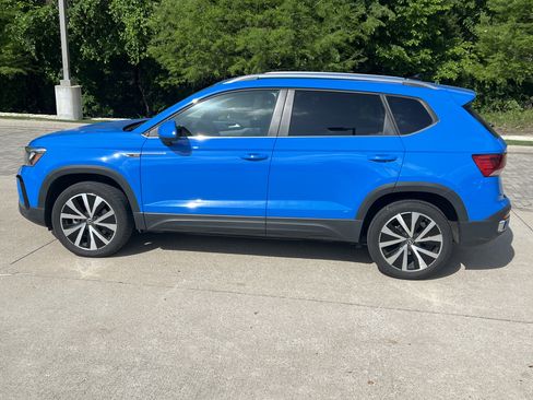 Certified 2023 Volkswagen Taos SE w/ Panoramic Sunroof Package FWD image 7