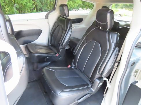 Used 2023 Chrysler Pacifica Touring-L image 30