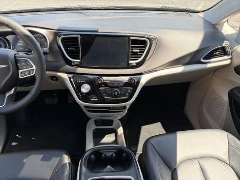 Used 2024 Chrysler Pacifica Touring-L FWD image 13