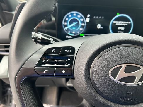 Certified 2025 Hyundai Elantra Limited image 21