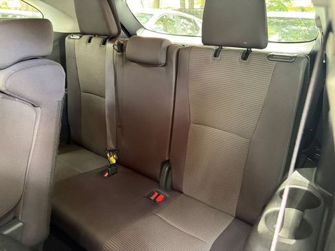 Used 2025 Toyota Highlander LE FWD image 31