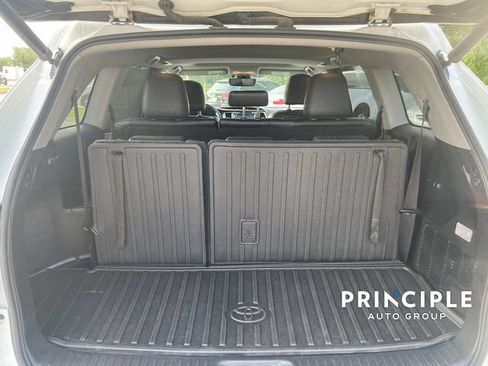 Used 2019 Toyota Highlander XLE AWD/4WD image 34