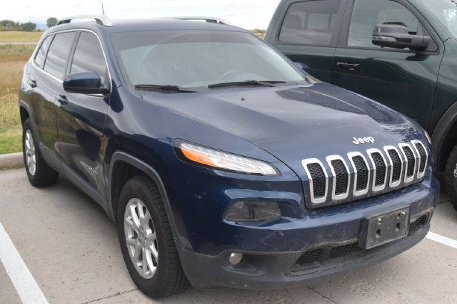 Used 2018 Jeep Cherokee Latitude Plus w/ Cold Weather Group AWD/4WD image 3
