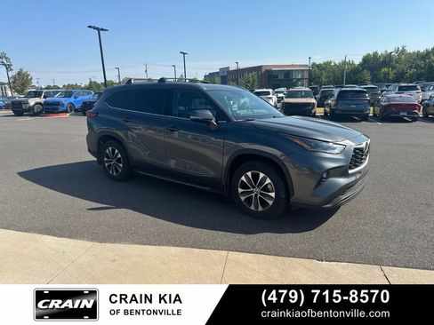Used 2021 Toyota Highlander XLE FWD image 12