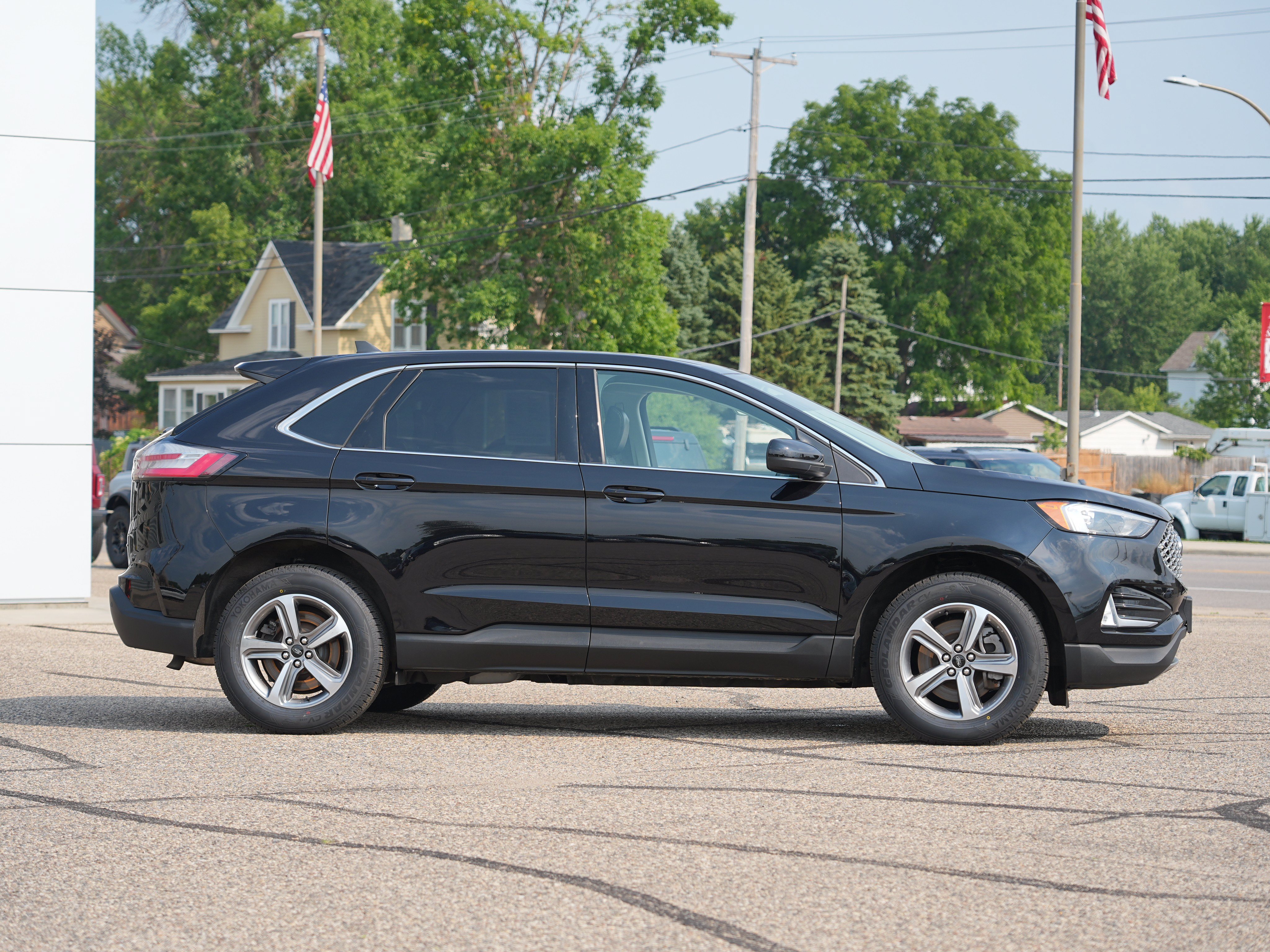 Used 2024 Ford Edge SEL w/ Convenience Package AWD/4WD image 2