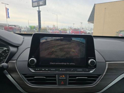 Used 2024 Nissan Altima 2.5 SV image 16