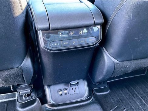 Used 2021 Toyota Highlander Limited image 10