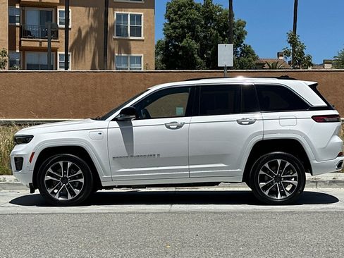 Used 2023 Jeep Grand Cherokee Overland w/ Advanced Protech Group III AWD/4WD image 7