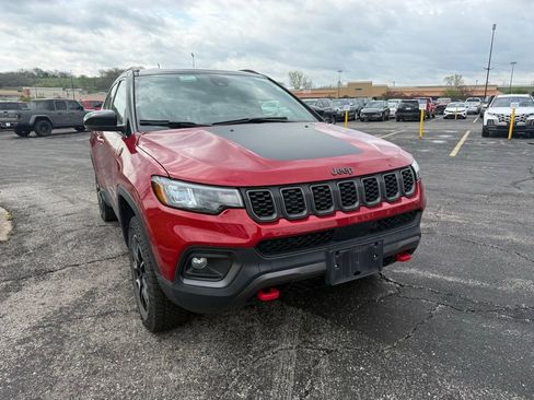 Used 2025 Jeep Compass Trailhawk image 3