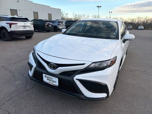 Used 2024 Toyota Camry SE image 3