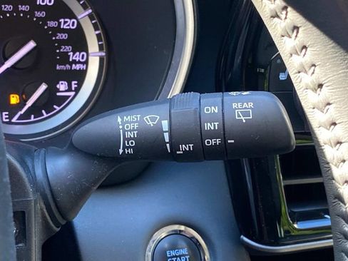 Used 2022 Toyota Highlander XLE FWD image 24