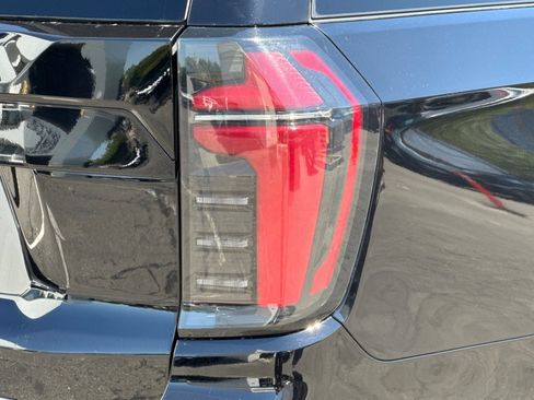 Used 2025 Chevrolet Suburban LT RWD image 49