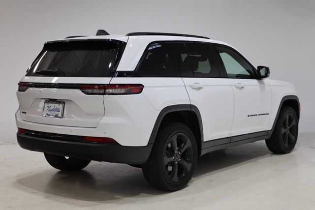 Used 2023 Jeep Grand Cherokee Altitude AWD/4WD image 7