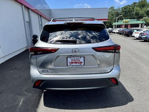 Used 2023 Toyota Highlander XLE AWD/4WD image 6