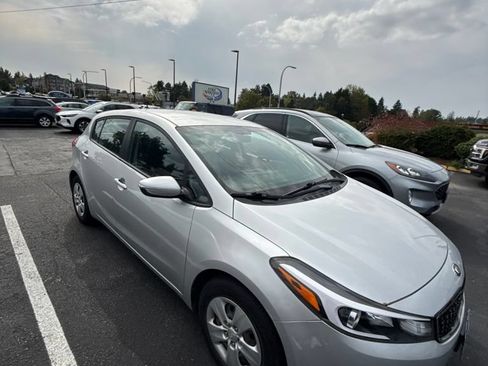Used 2017 Kia Forte LX FWD image 3