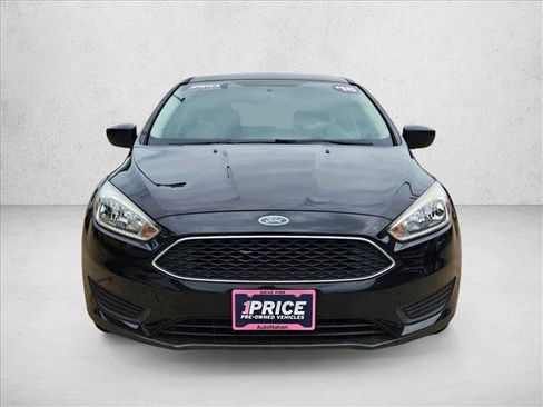 Used 2018 Ford Focus SE FWD image 2