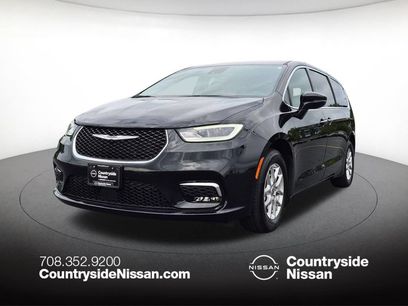 Used 2025 Chrysler Pacifica Select