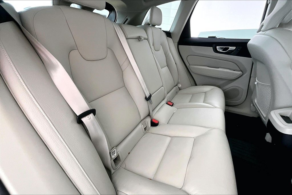 Used 2022 Volvo XC60 B5 Momentum AWD/4WD image 27