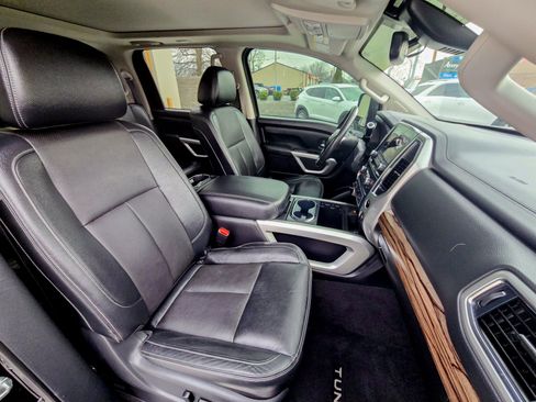 Used 2021 Nissan Titan SL w/ Moonroof Package image 30