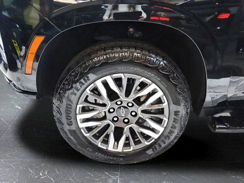 Used 2025 Chevrolet Suburban Z71 image 9