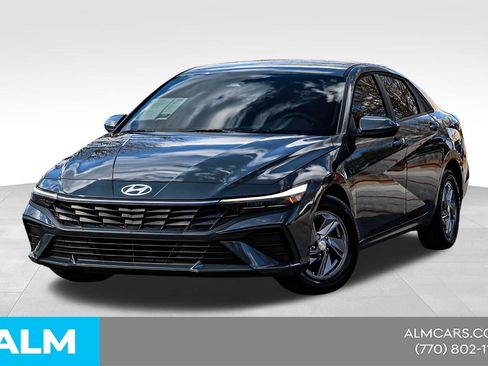 Used 2025 Hyundai Elantra SE FWD image 1