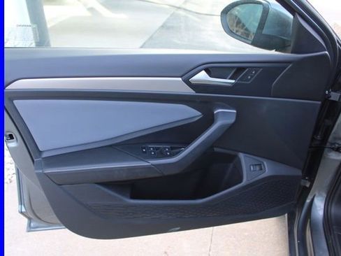 Used 2025 Volkswagen Jetta SE w/ Sunroof Package image 16