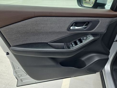 Used 2023 Nissan Rogue SV image 14