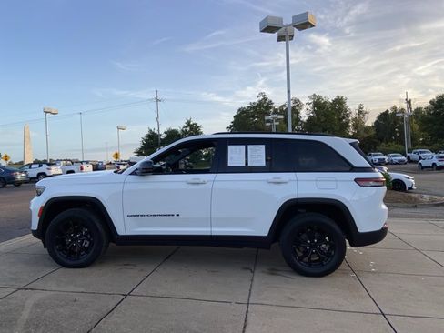 Used 2024 Jeep Grand Cherokee Altitude RWD image 7