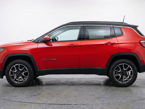 Used 2025 Jeep Compass Trailhawk AWD/4WD image 5