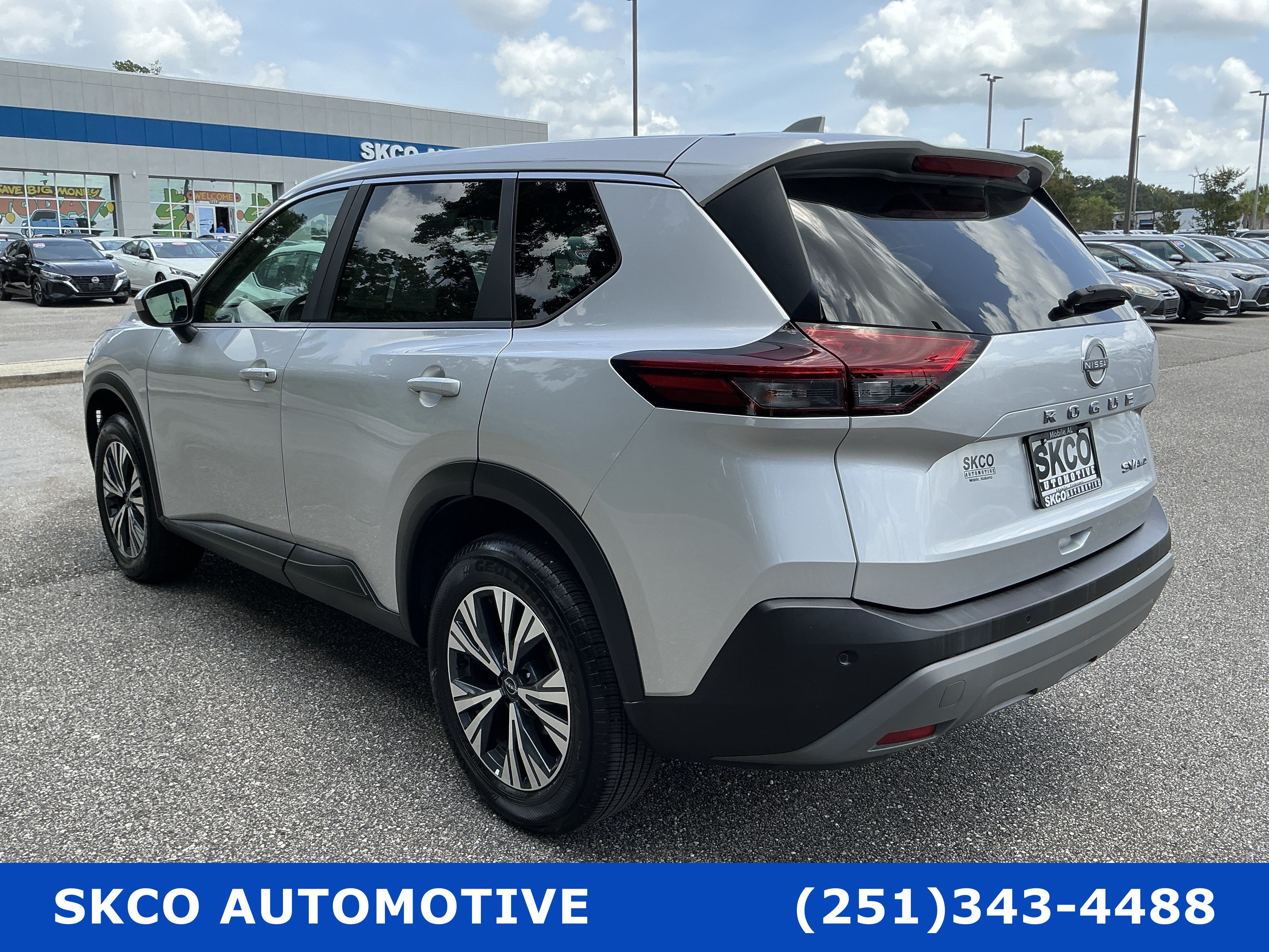 Used 2023 Nissan Rogue SV AWD/4WD image 3