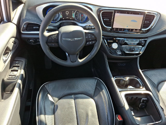 Used 2025 Chrysler Pacifica Limited FWD image 2